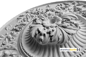 weiße Stuck Gips Rosette, in der klassischen Gründerzeit, floral, Girlanden verzierte runde Rosette, Schmetterling, RO 01